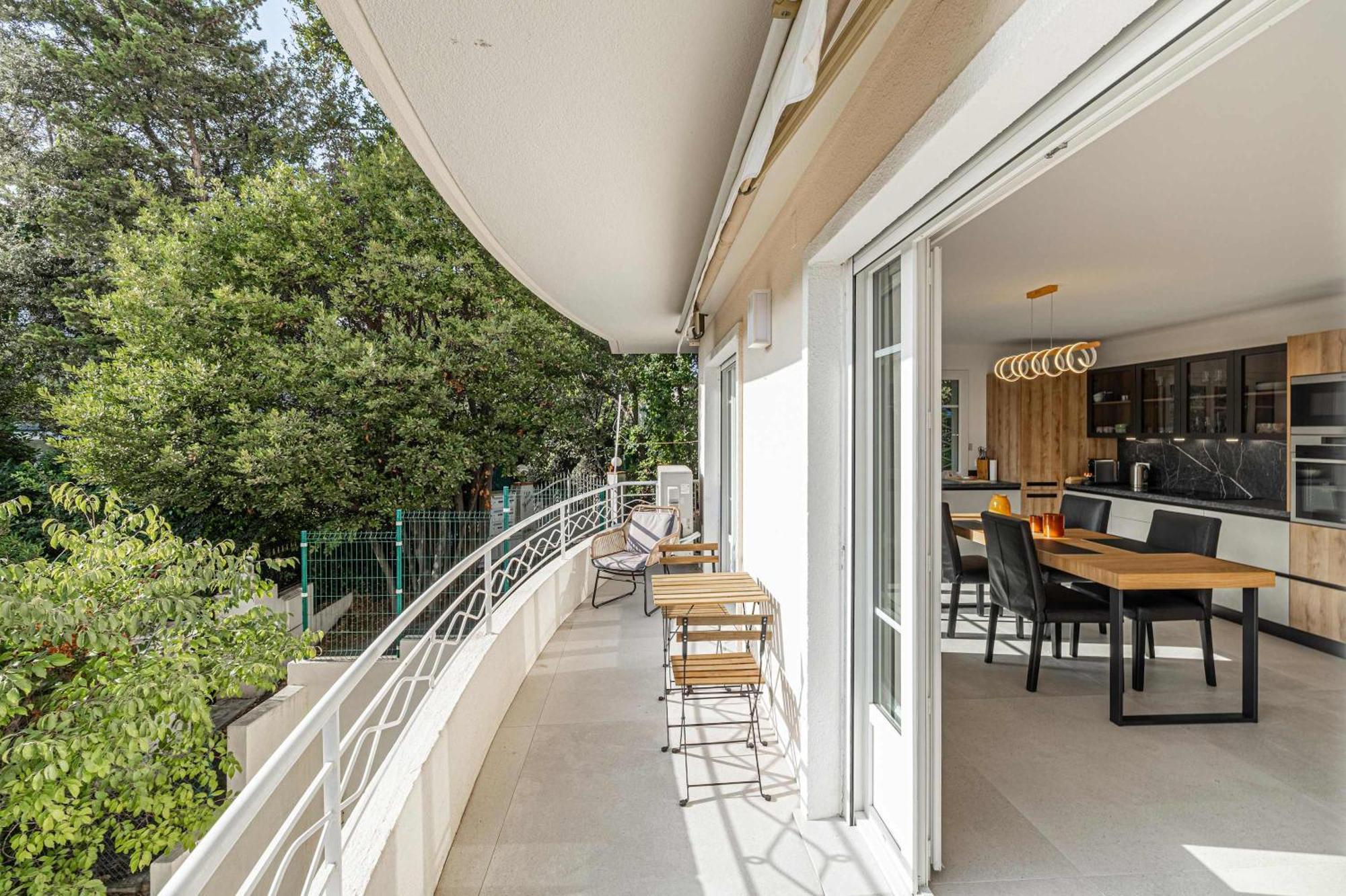 Le Grand Bois Elegant Et Chaleureux Avec Balcon, Au Calme Et A Deux Pas Du Centre-ville Cannes